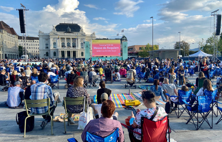 Opera for Everyone – Thousands enjoying Opera and Picnic Together
